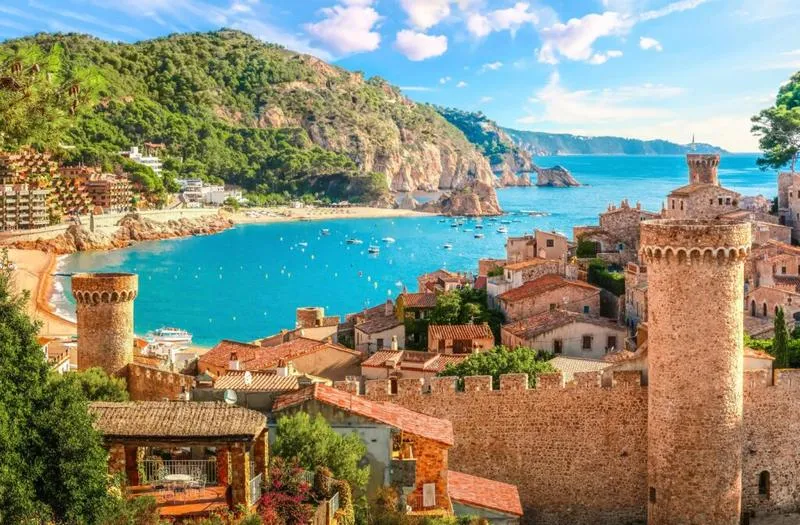 Podróż z Tossa de Mar do Barcelony – sprawdź najlepsze sposoby na dojazd