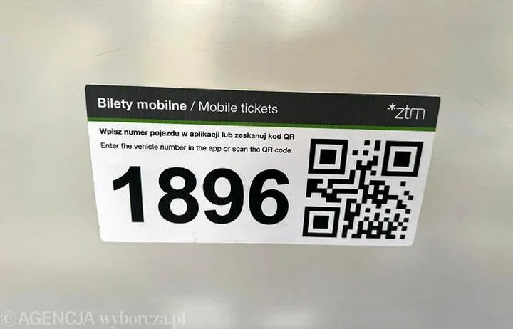 Skanowanie biletu QR w warszawskim metrze